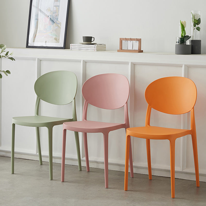 Silla de comedor de plástico mate con respaldo abierto para restaurante escandinavo