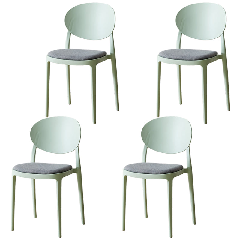 Silla de comedor de plástico mate con respaldo abierto para restaurante escandinavo