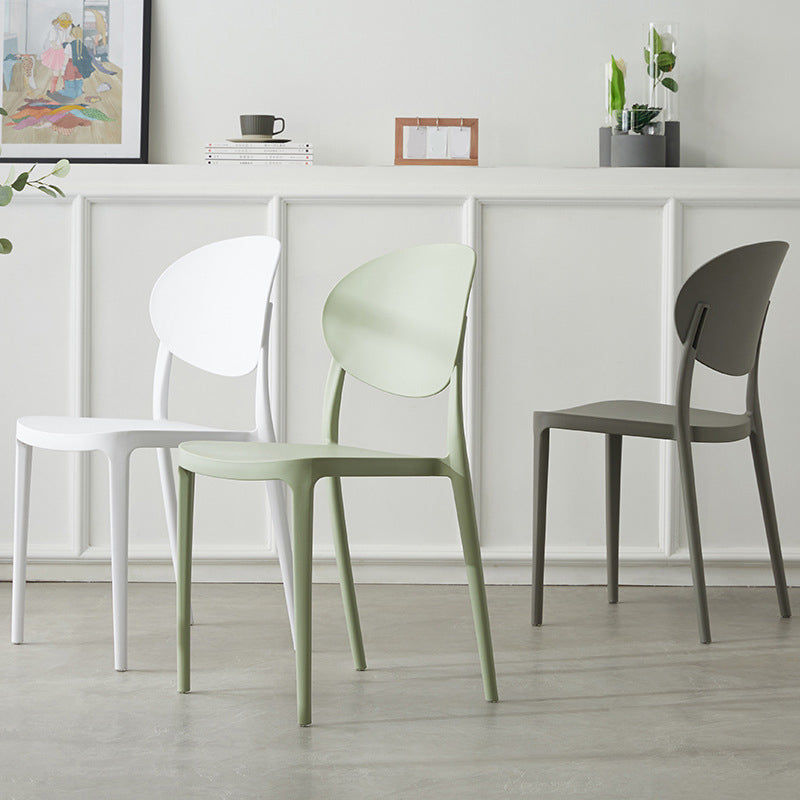 Silla de comedor de plástico escandinavo con respaldo abierto y acabado mate