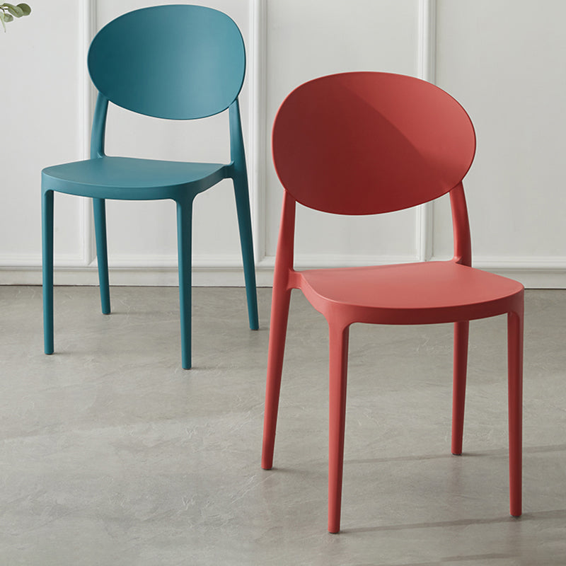 Silla de comedor de plástico escandinavo con respaldo abierto y acabado mate