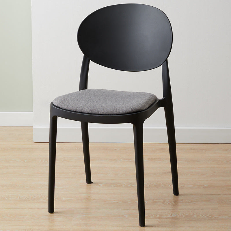 Silla de comedor de plástico escandinavo con respaldo abierto y acabado mate