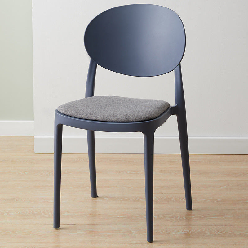 Silla de comedor de plástico escandinavo con respaldo abierto y acabado mate