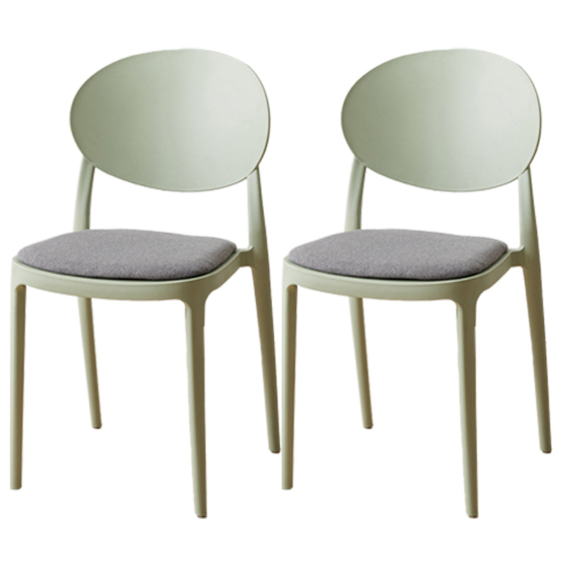 Silla de comedor de plástico escandinavo con respaldo abierto y acabado mate