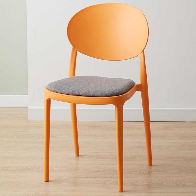 Silla de comedor de plástico escandinavo con respaldo abierto y acabado mate