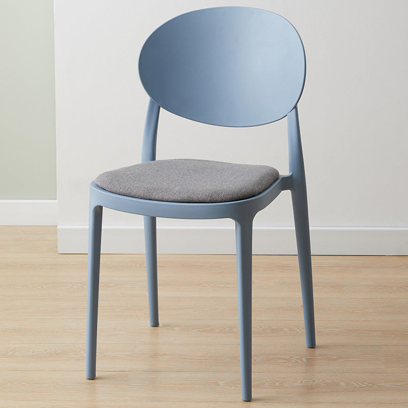 Silla de comedor de plástico escandinavo con respaldo abierto y acabado mate