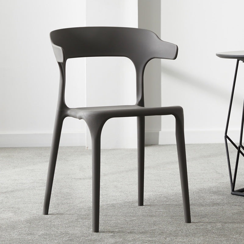 Silla lateral apilable de plástico escandinavo con respaldo abierto y acabado mate