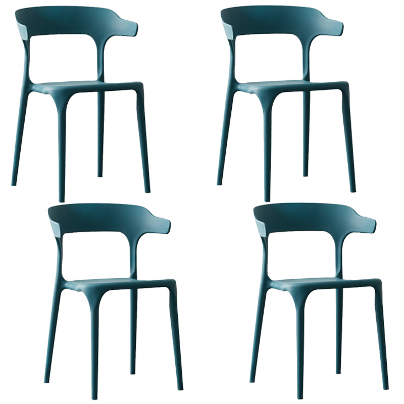 Silla lateral apilable de plástico escandinavo con respaldo abierto y acabado mate