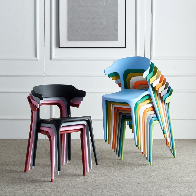 Silla lateral apilable de plástico escandinavo con respaldo abierto y acabado mate