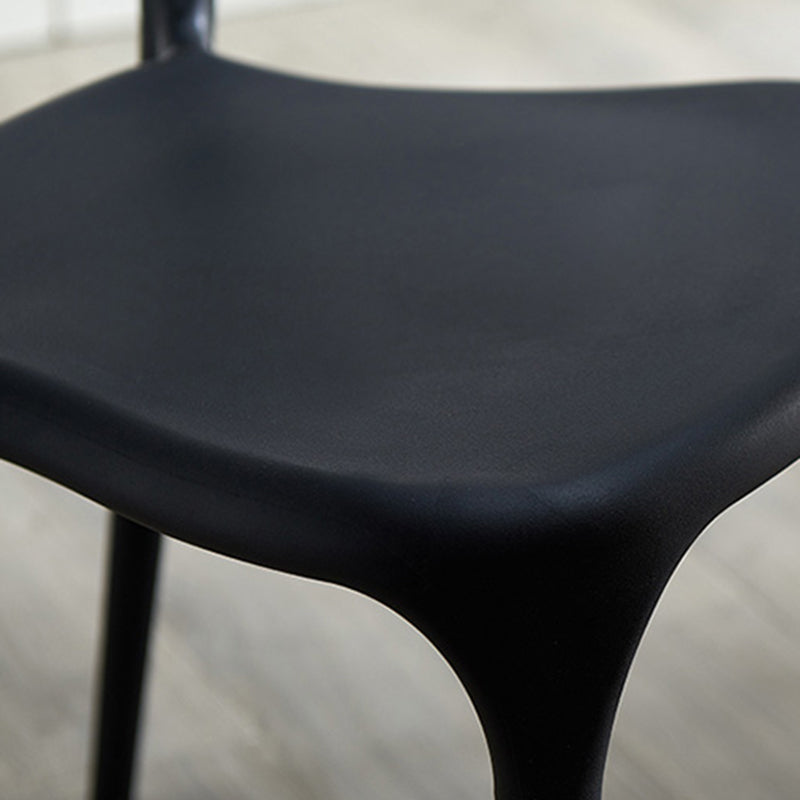 Silla lateral apilable de plástico escandinavo con respaldo abierto y acabado mate