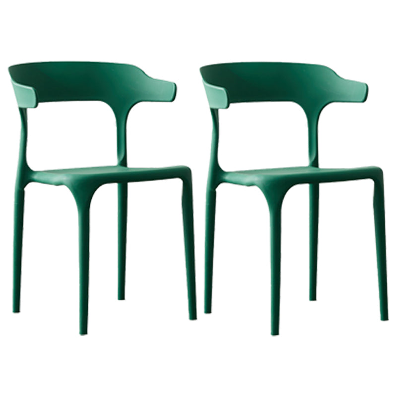 Silla lateral apilable de plástico escandinavo con respaldo abierto y acabado mate