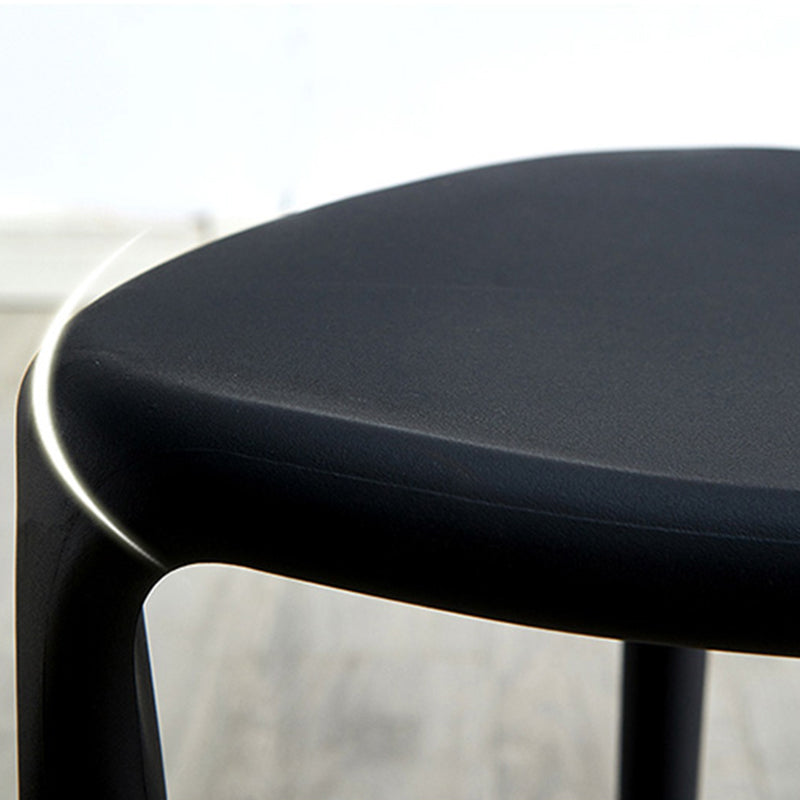 Silla lateral apilable de plástico escandinavo con respaldo abierto y acabado mate