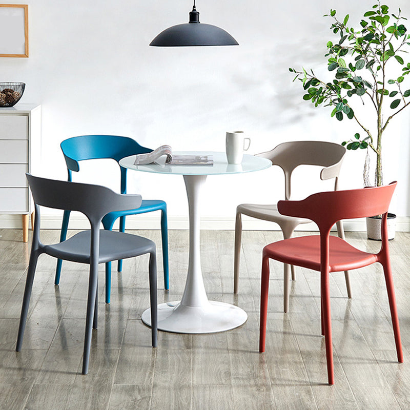 Silla lateral apilable de plástico escandinavo con respaldo abierto y acabado mate