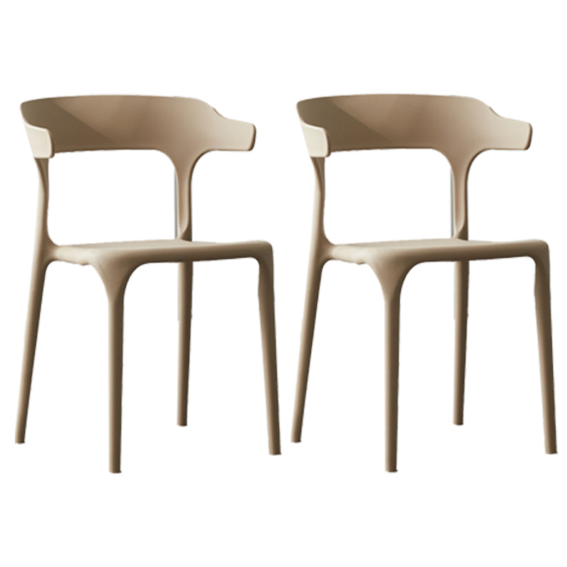 Silla lateral apilable de plástico escandinavo con respaldo abierto y acabado mate