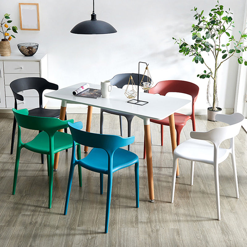Silla lateral apilable de plástico escandinavo con respaldo abierto y acabado mate