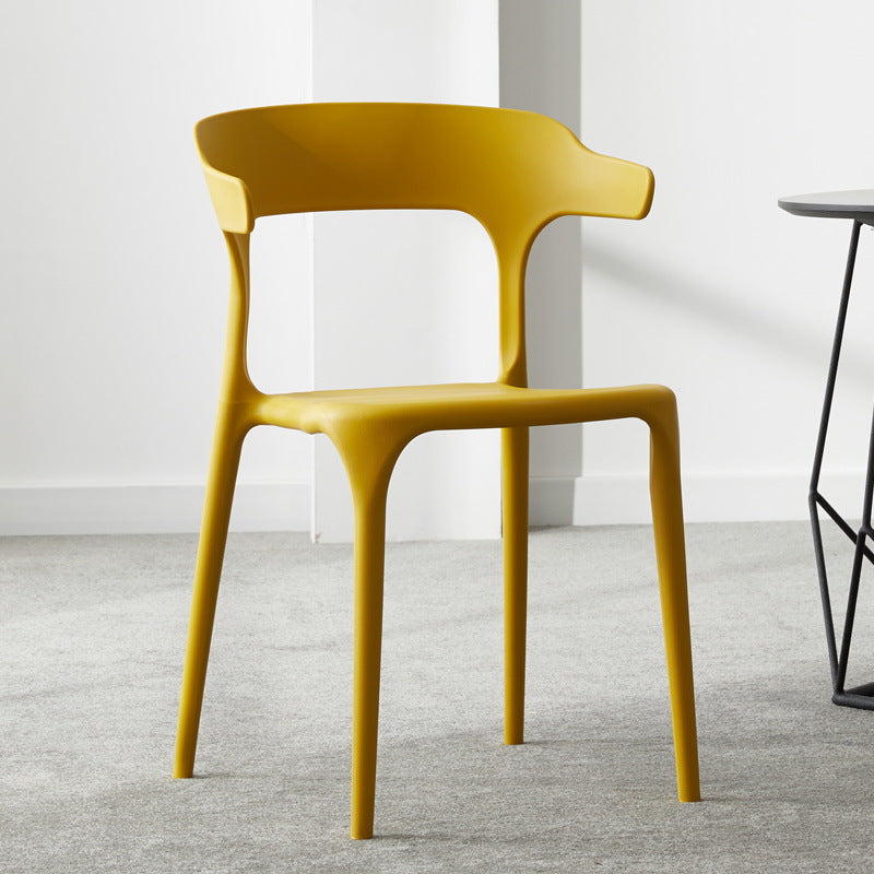 Silla lateral apilable de plástico escandinavo con respaldo abierto y acabado mate