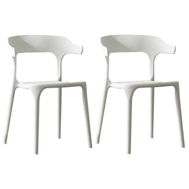Silla lateral apilable de plástico escandinavo con respaldo abierto y acabado mate