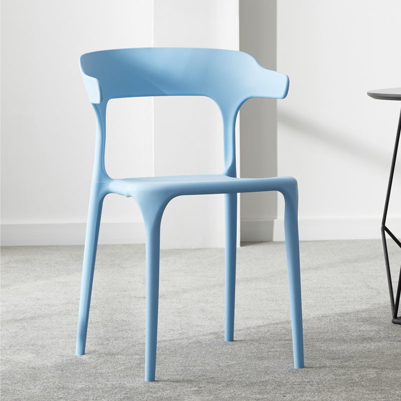 Silla lateral apilable de plástico escandinavo con respaldo abierto y acabado mate