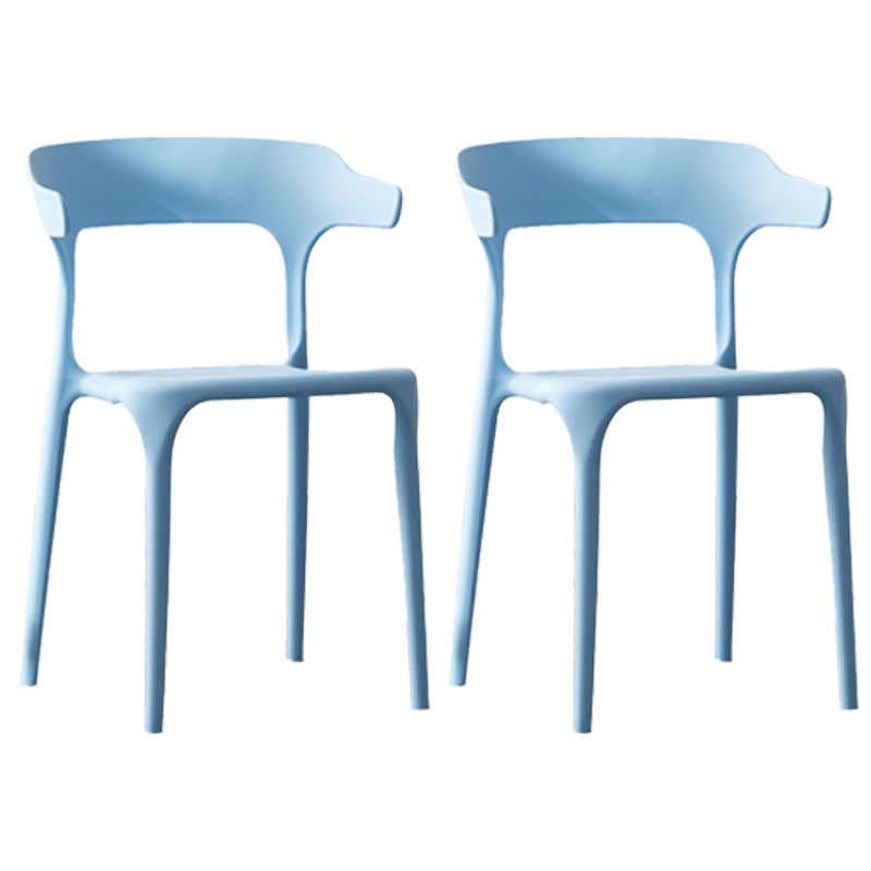 Silla lateral apilable de plástico escandinavo con respaldo abierto y acabado mate