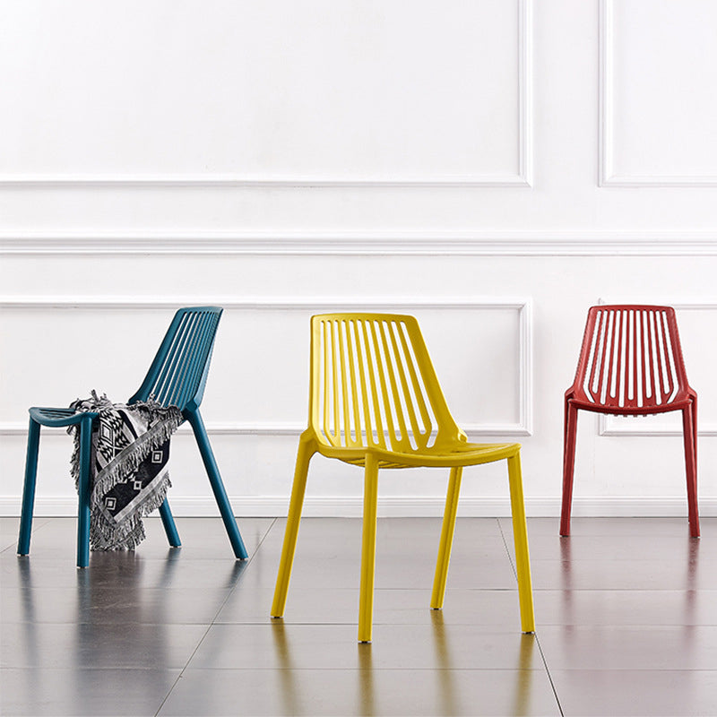 Chaise latérale en plastique contemporaine de restaurant finition mate chaise de salle à manger arrière à lattes