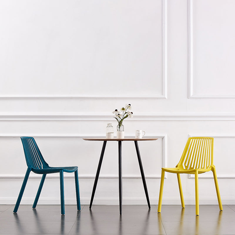Chaise latérale en plastique contemporaine de restaurant finition mate chaise de salle à manger arrière à lattes