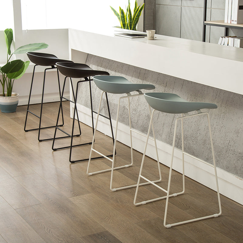 Barhocker im skandinavischen Stil mit Schalensitz, Thekenstuhl für die Küchenbar