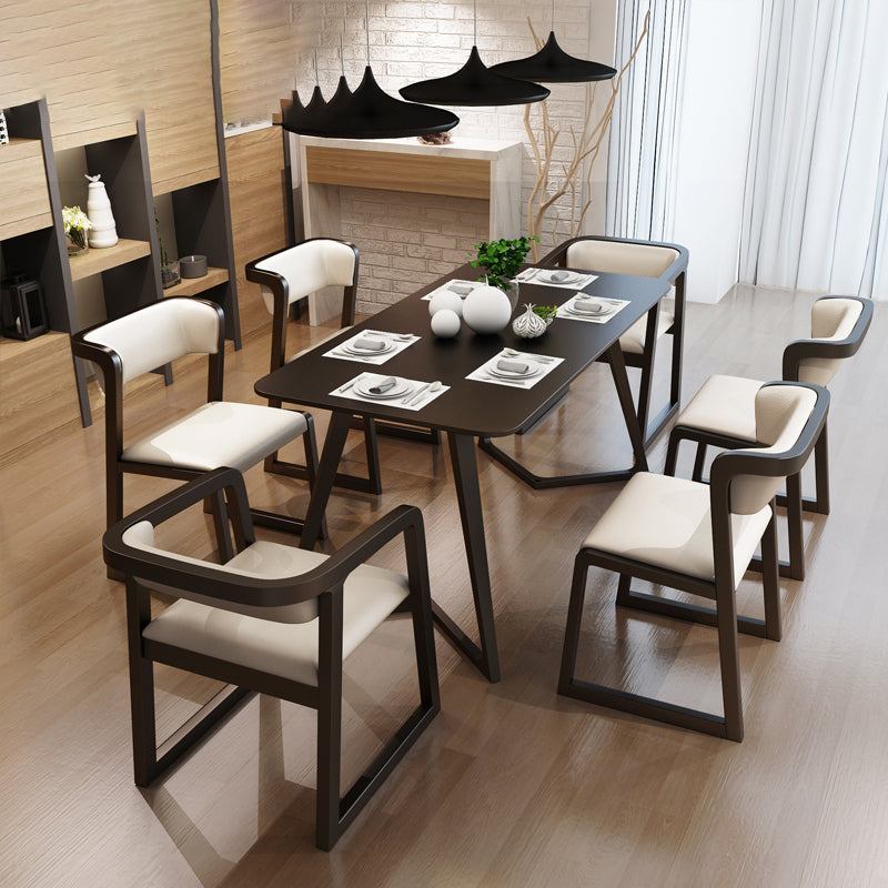 El brazo del estilo moderno que cena las sillas abre los sillones tapizados con la parte posterior con las piernas de madera