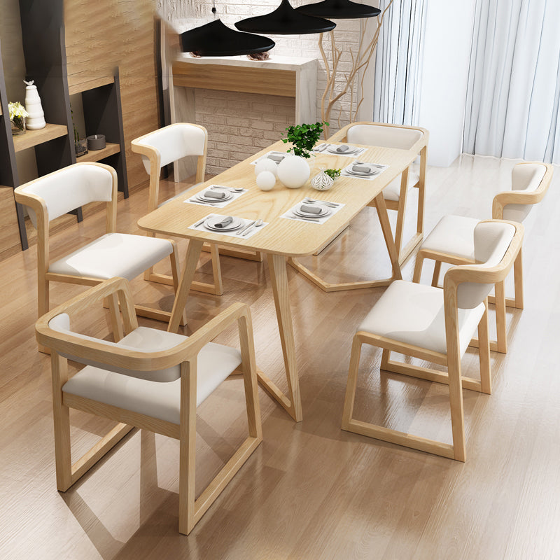 El brazo del estilo moderno que cena las sillas abre los sillones tapizados con la parte posterior con las piernas de madera