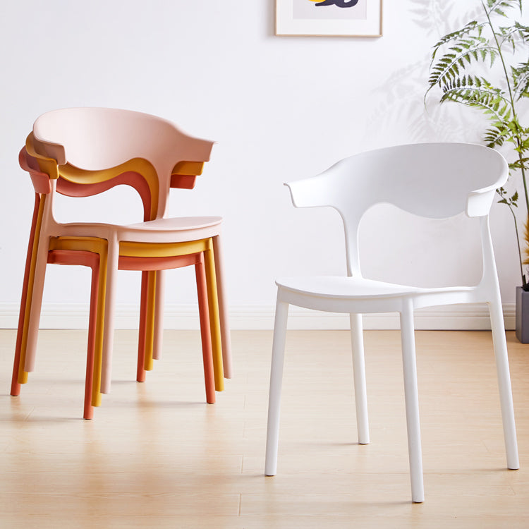 El plástico contemporáneo que cena la parte posterior abierta apilable de las sillas sin brazos cena la silla lateral