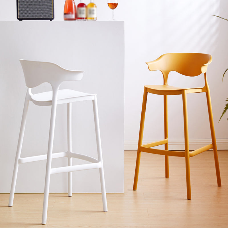 Taburetes de bar escandinavos de plástico apilables para interiores con respaldo bajo y reposapiés