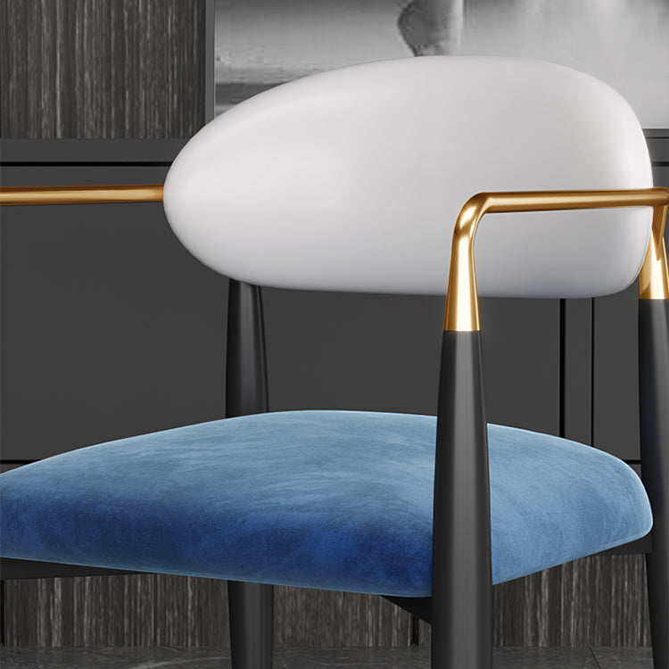 Silla de comedor con respaldo abierto tapizada con brazo de estilo diseñador