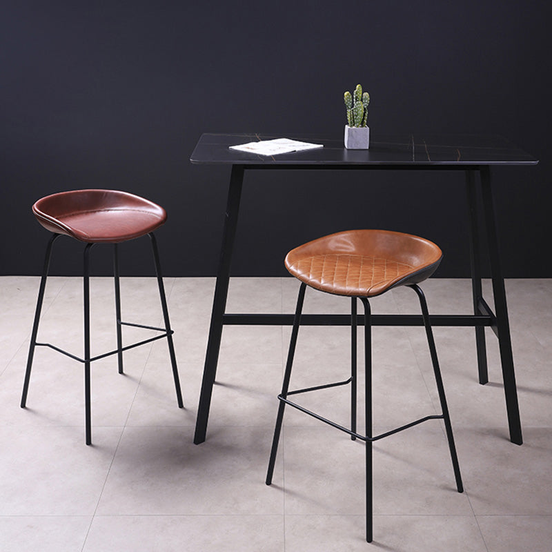 Barhocker aus Metall im Vintage-Stil mit niedriger Rückenlehne und Riemenpedal, 30-Zoll-Barhocker
