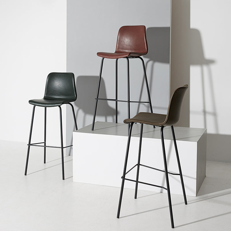 Taburete de bar de cuero interior moderno con reposapiés y respaldo bajo