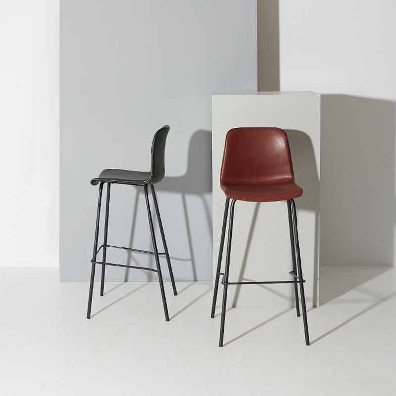 Taburete de bar de cuero interior moderno con reposapiés y respaldo bajo