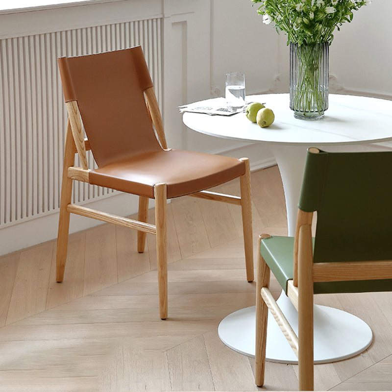 Silla de comedor marrón de cuero de silla lateral con respaldo sólido de restaurante de estilo diseñador