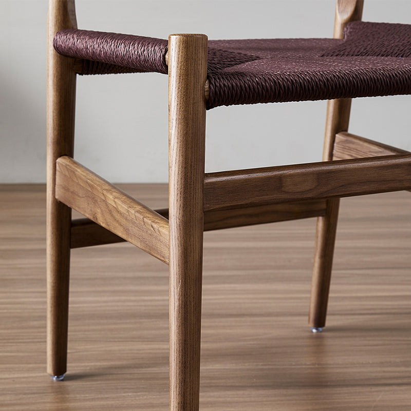 El brazo del estilo moderno que cena las sillas de fresno abre los sillones caseros con las piernas de madera