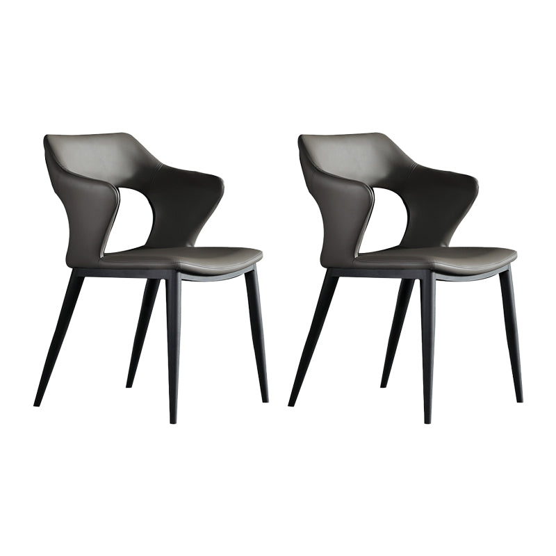 Chaise de salle à manger contemporaine en cuir avec accoudoirs ouverts et pieds noirs