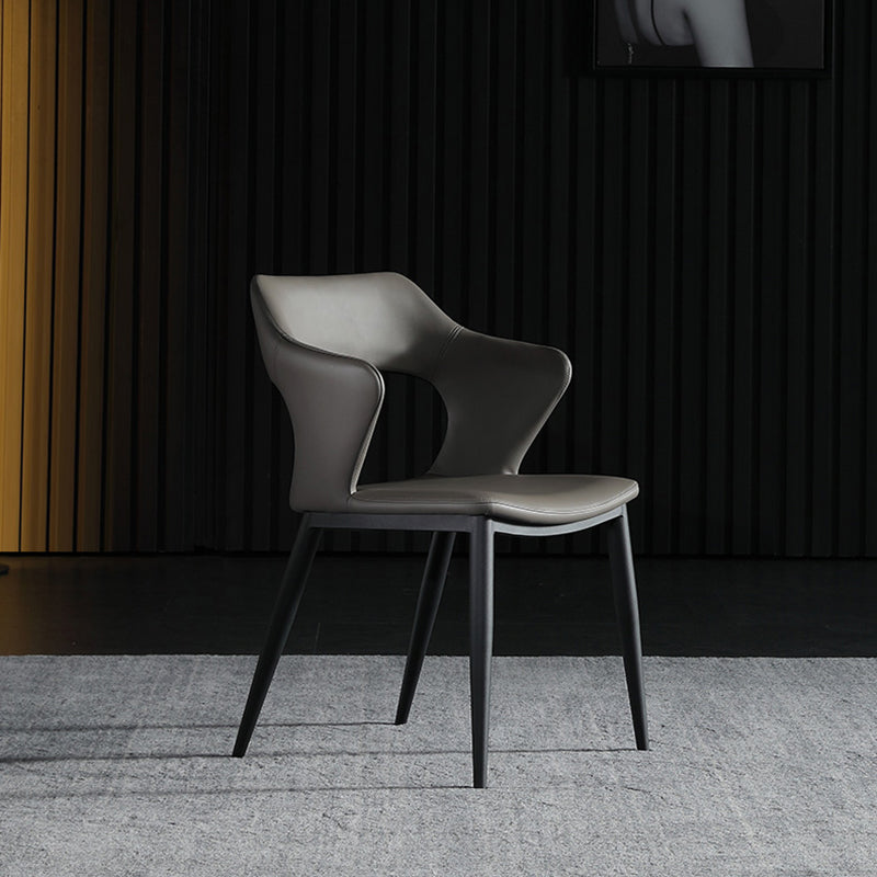 Silla de comedor contemporánea de cuero con respaldo abierto y patas negras