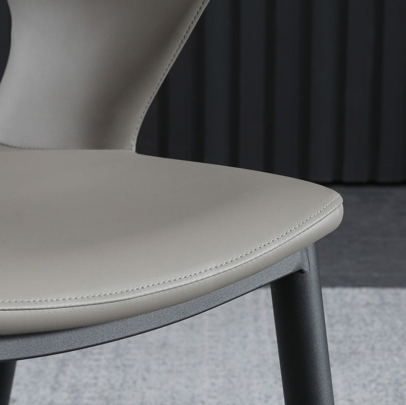 Silla de comedor contemporánea de cuero con respaldo abierto y patas negras