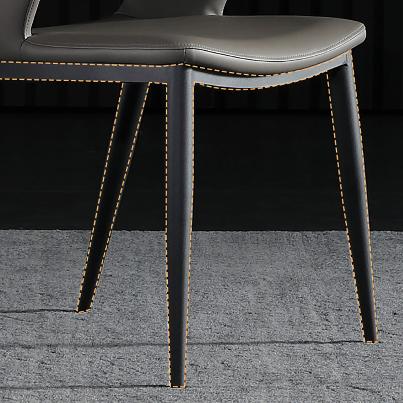 Silla de comedor contemporánea de cuero con respaldo abierto y patas negras