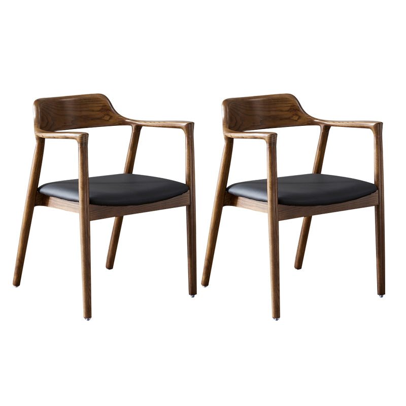 Bras traditionnel dinant des chaises fauteuils à la maison en bois massif de dos ouvert