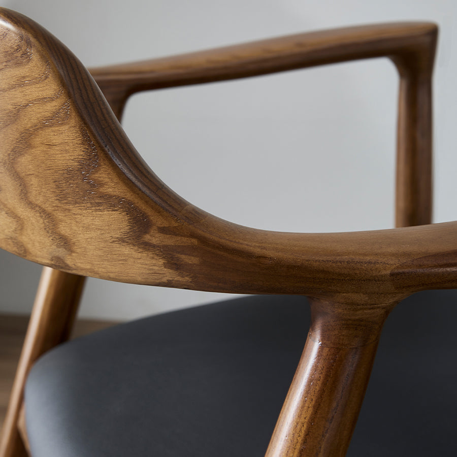 El brazo tradicional que cena las sillas abre los sillones caseros de madera sólida de la parte posterior