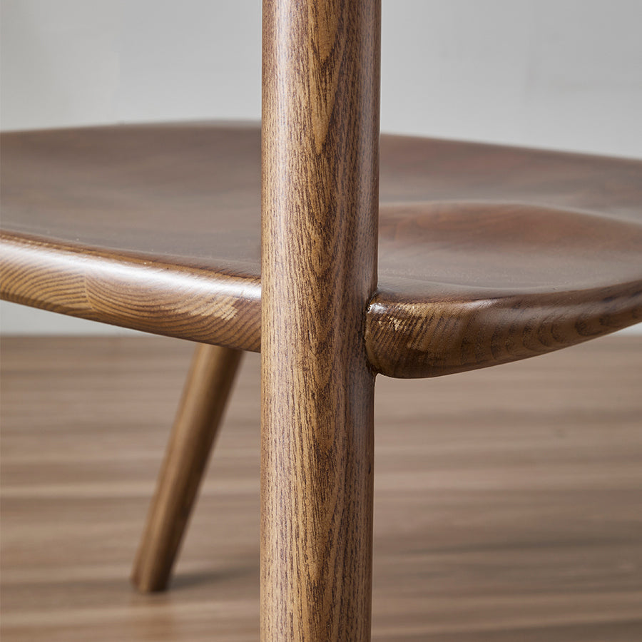 El brazo tradicional que cena las sillas abre los sillones caseros de madera sólida de la parte posterior