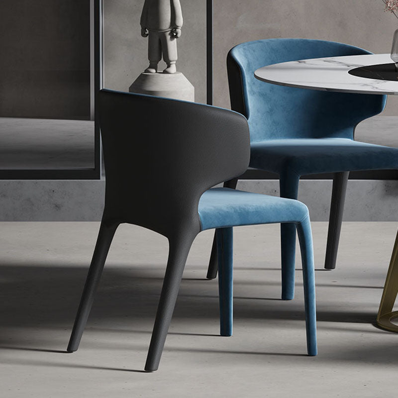 Sillones de comedor de cuero tapizados con brazos con respaldo y patas de metal