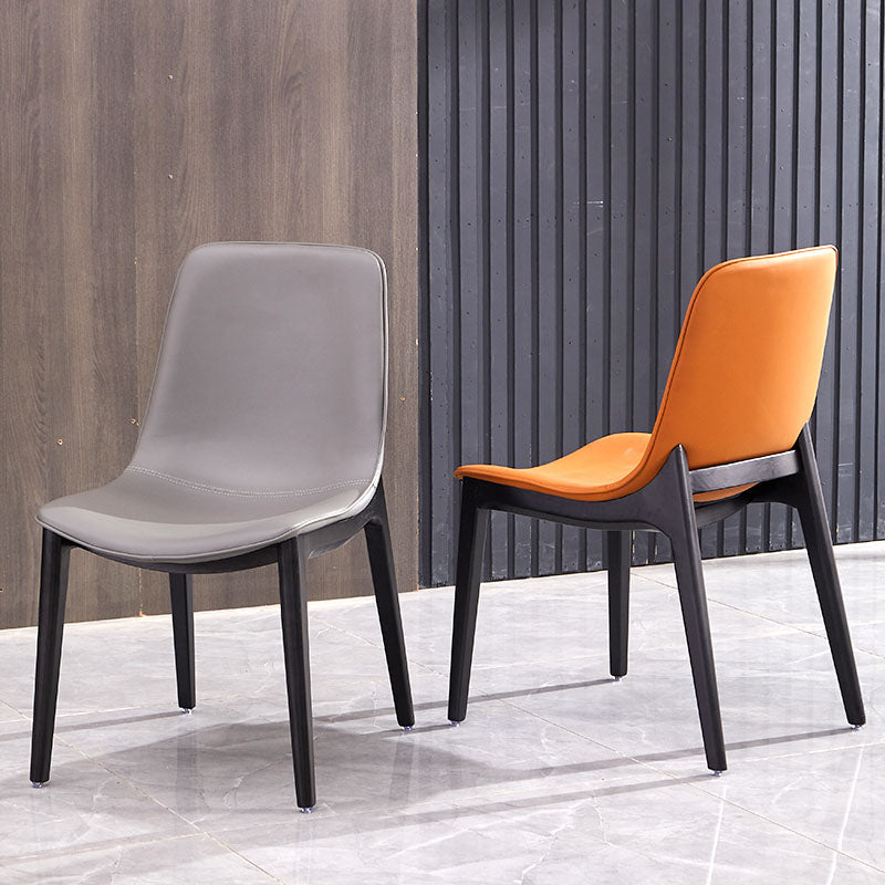 Chaise de salle à manger en cuir avec dossier solide et pieds noirs, maison industrielle