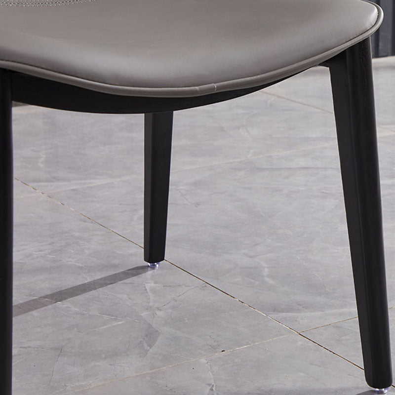 Chaise de salle à manger en cuir avec dossier solide et pieds noirs, maison industrielle