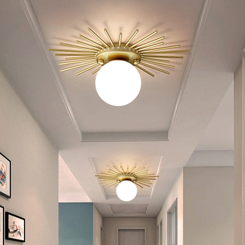 Bolvormige Flush Mount Verlichting met Frosted Glass Shade Minimalisme 1 Lamp Plafond Gemonteerd Armatuur in Goud