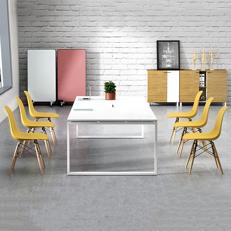 Mesa de comedor rectangular contemporánea de madera maciza, mesa interior blanca con base de trineo
