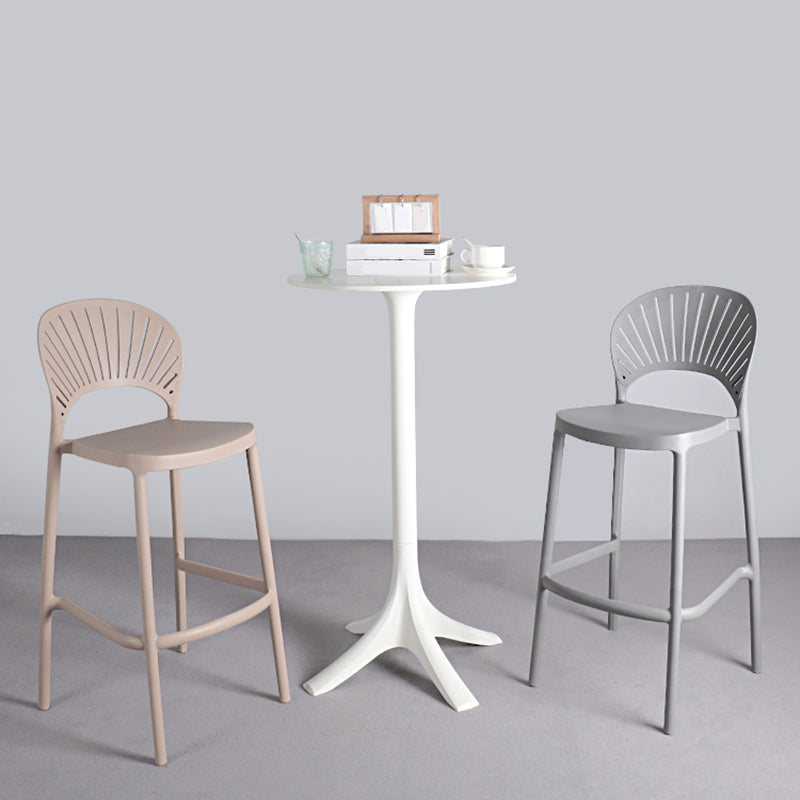 Nordic Plastic Einfacher stapelbarer Barhocker für den Innenbereich, hoher Hocker mit Sattelsitz