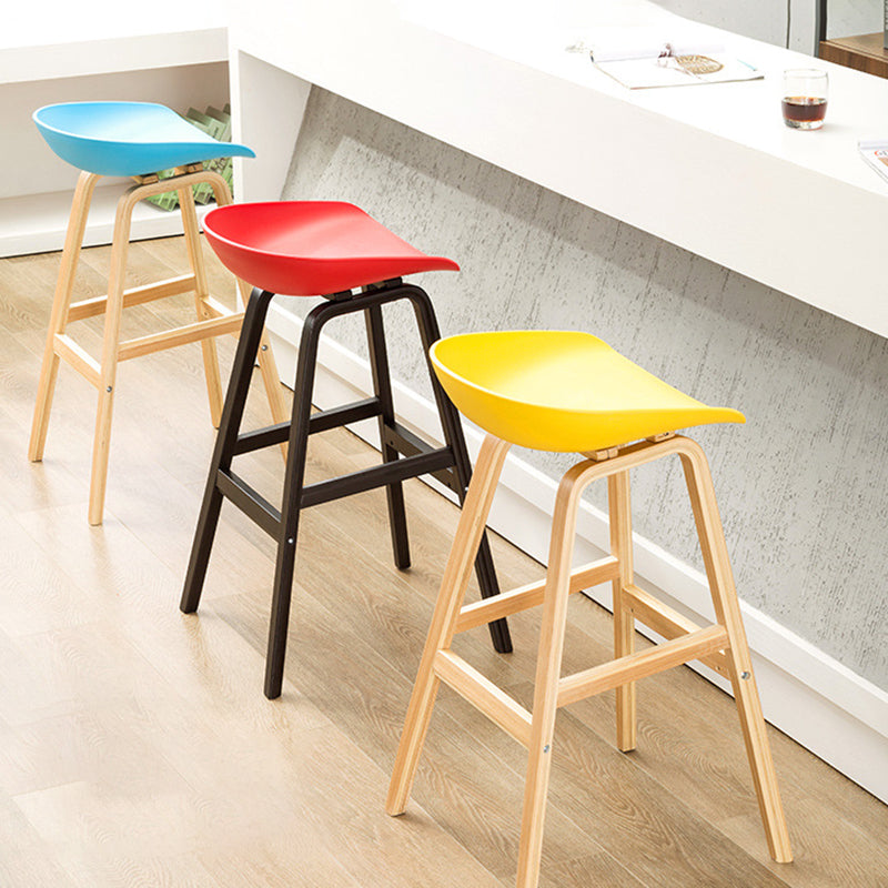 Taburetes de bar escandinavos sin respaldo de los taburetes plásticos de madera con el asiento del cubo