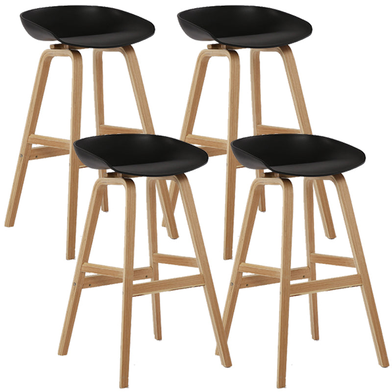 Taburetes de bar escandinavos sin respaldo de los taburetes plásticos de madera con el asiento del cubo